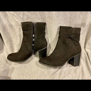 American Eagle black boot